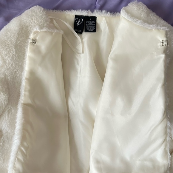 Windor | Soft Fluffy White Cardigan w/Clasp - Picture 2 of 3